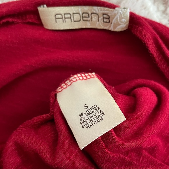 Red Arden B dressy short sleeve top with slits in the sleeves. Size Small. - Picture 2 of 4